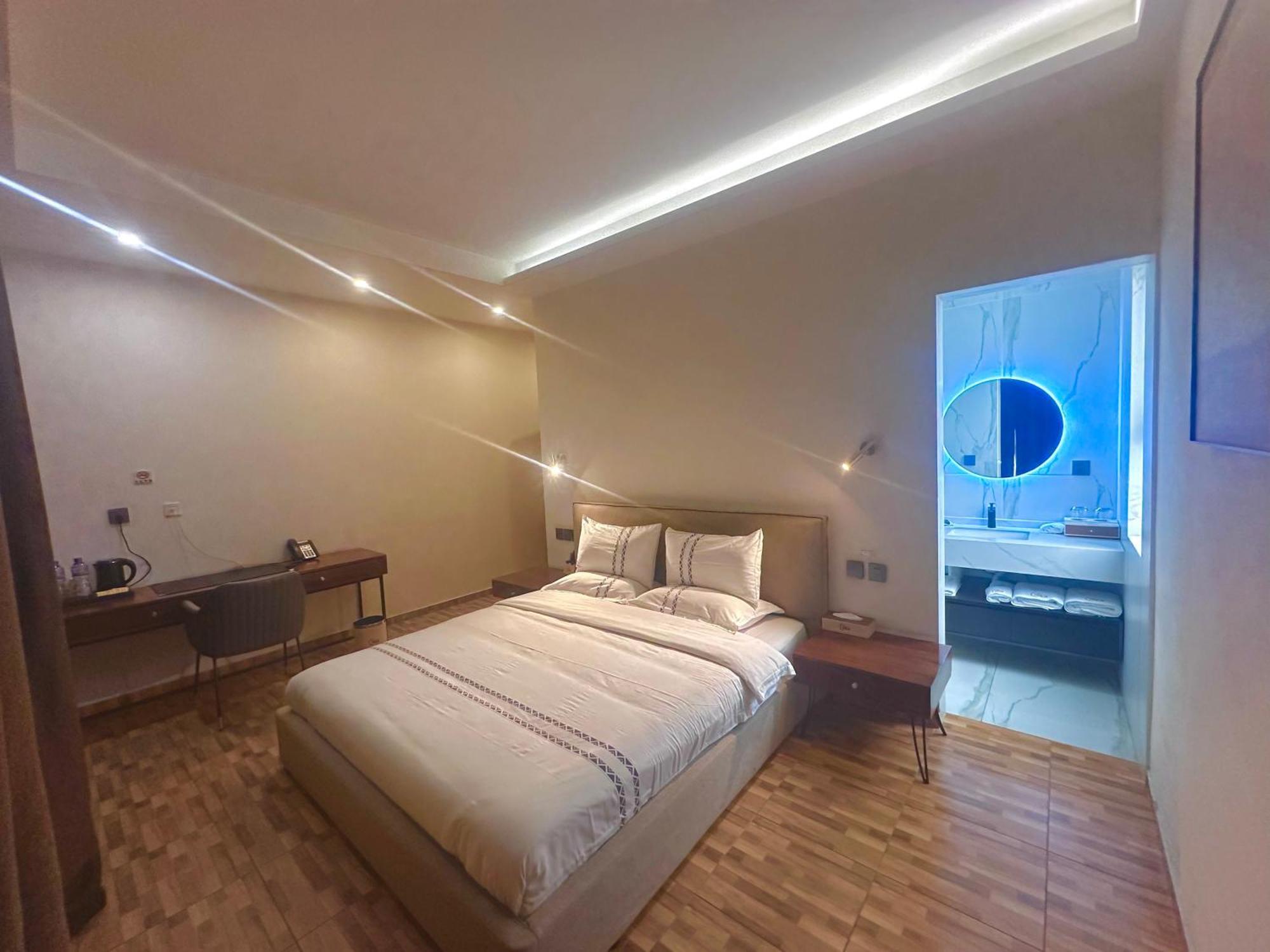 H&H Hotel Киншаса Екстериор снимка