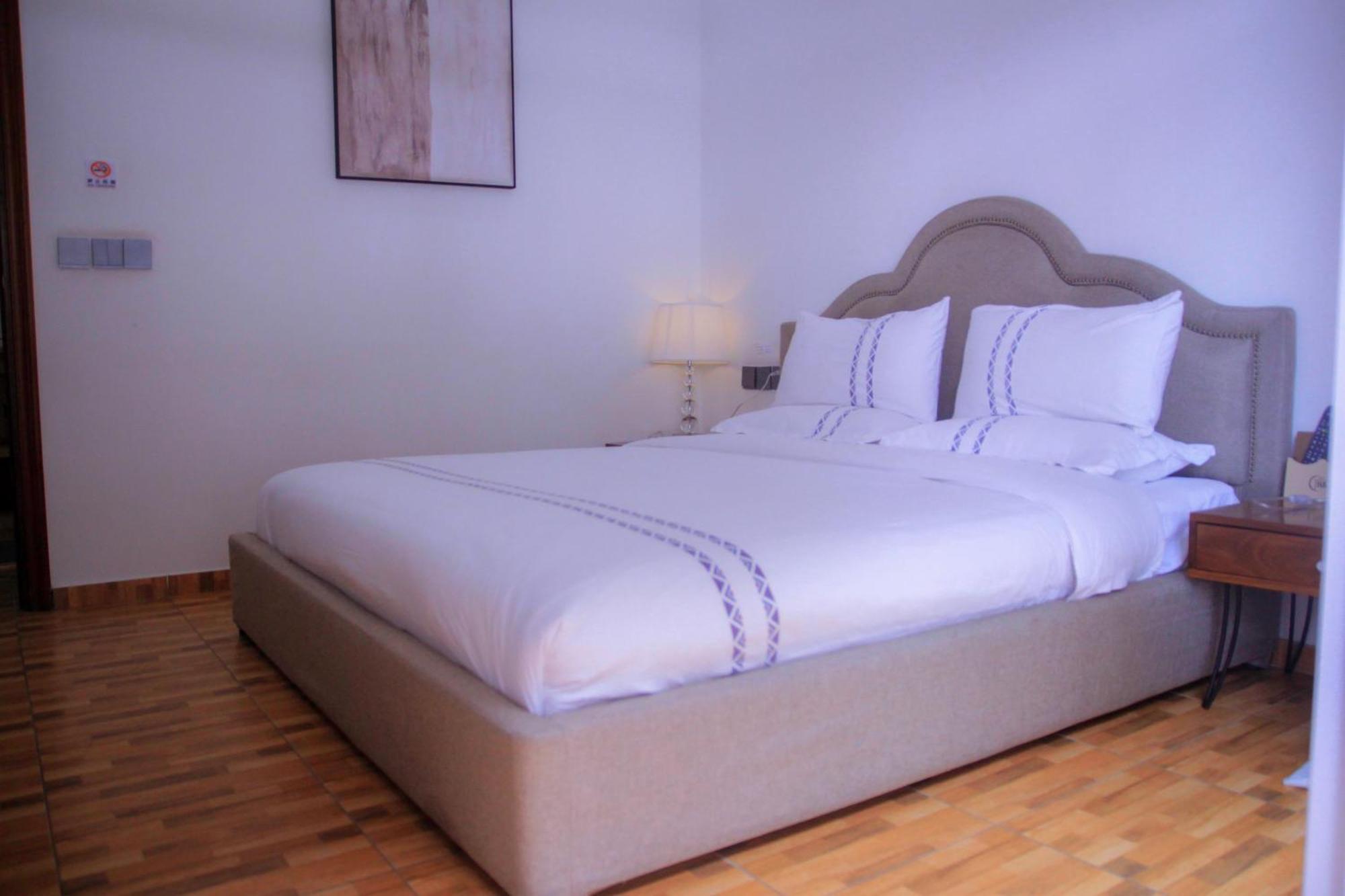 H&H Hotel Киншаса Екстериор снимка