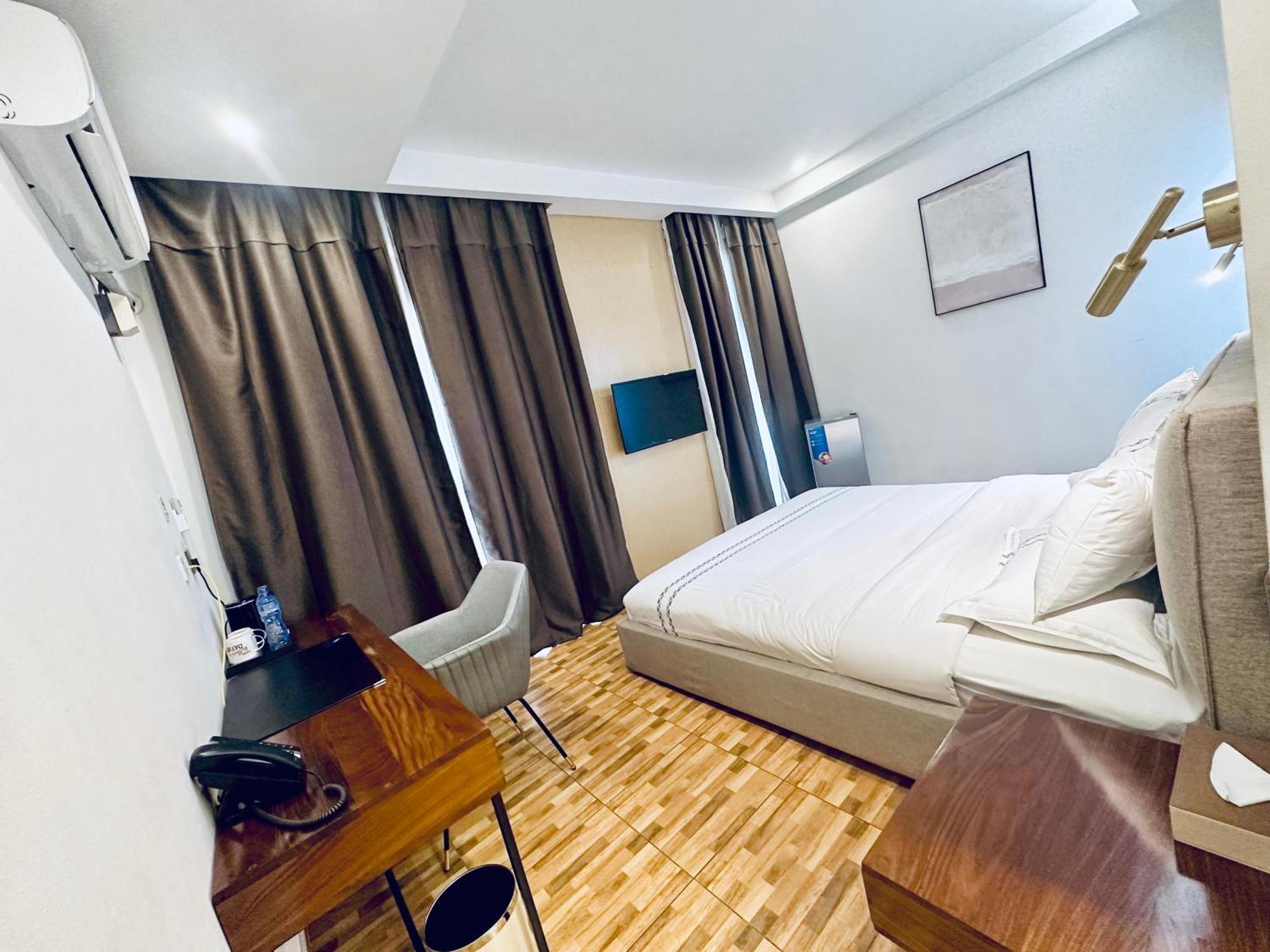 H&H Hotel Киншаса Екстериор снимка