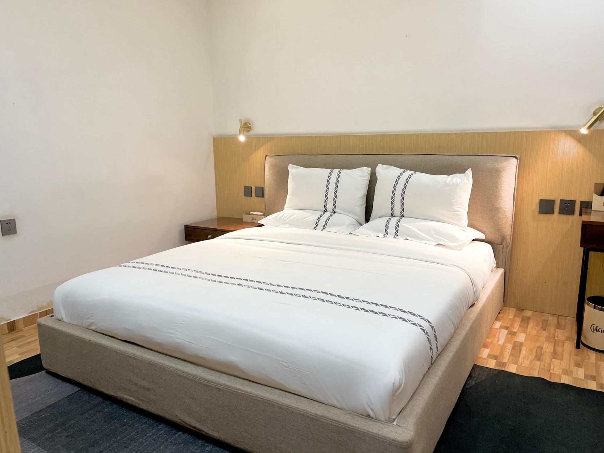 H&H Hotel Киншаса Екстериор снимка