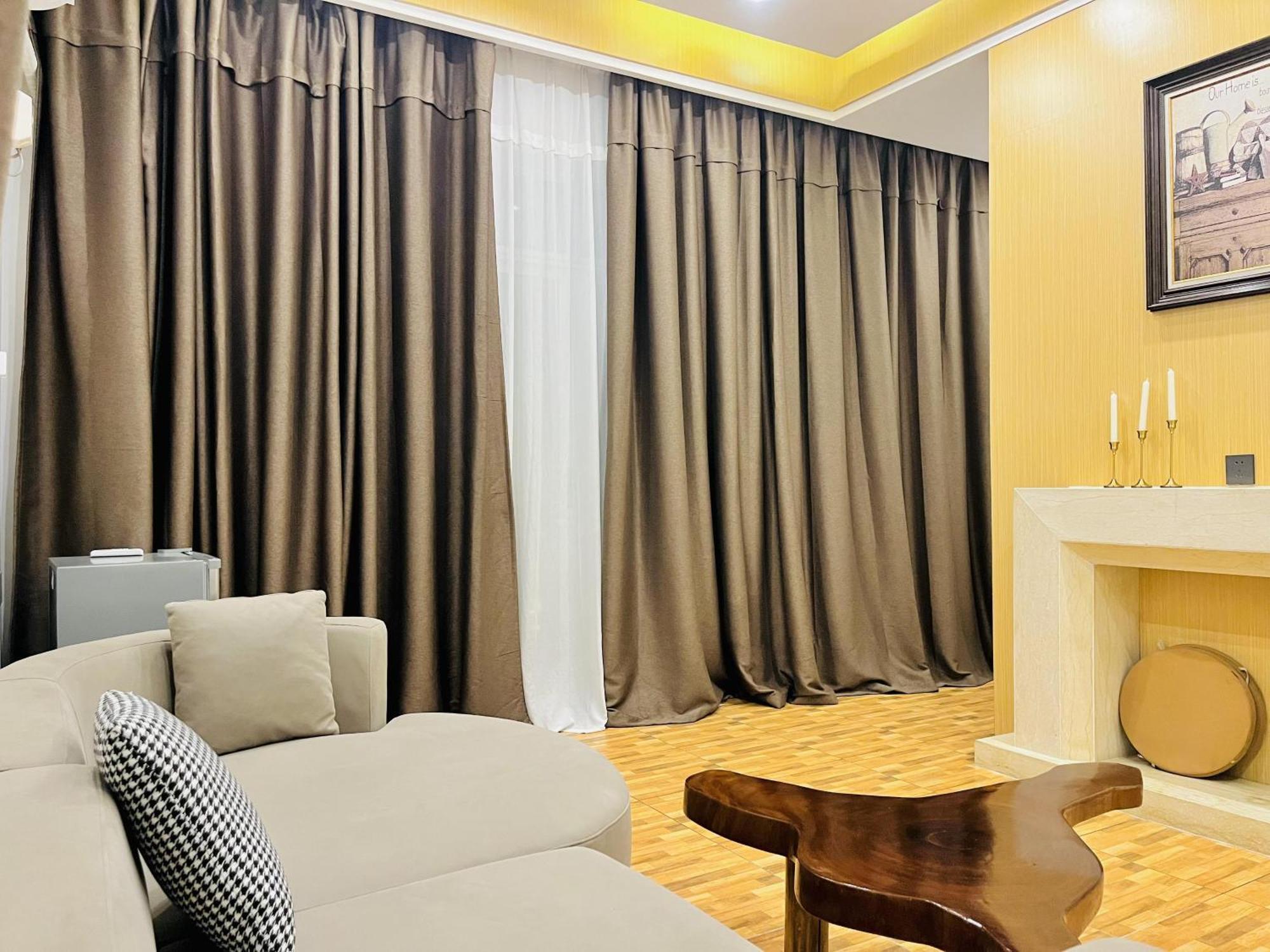 H&H Hotel Киншаса Екстериор снимка