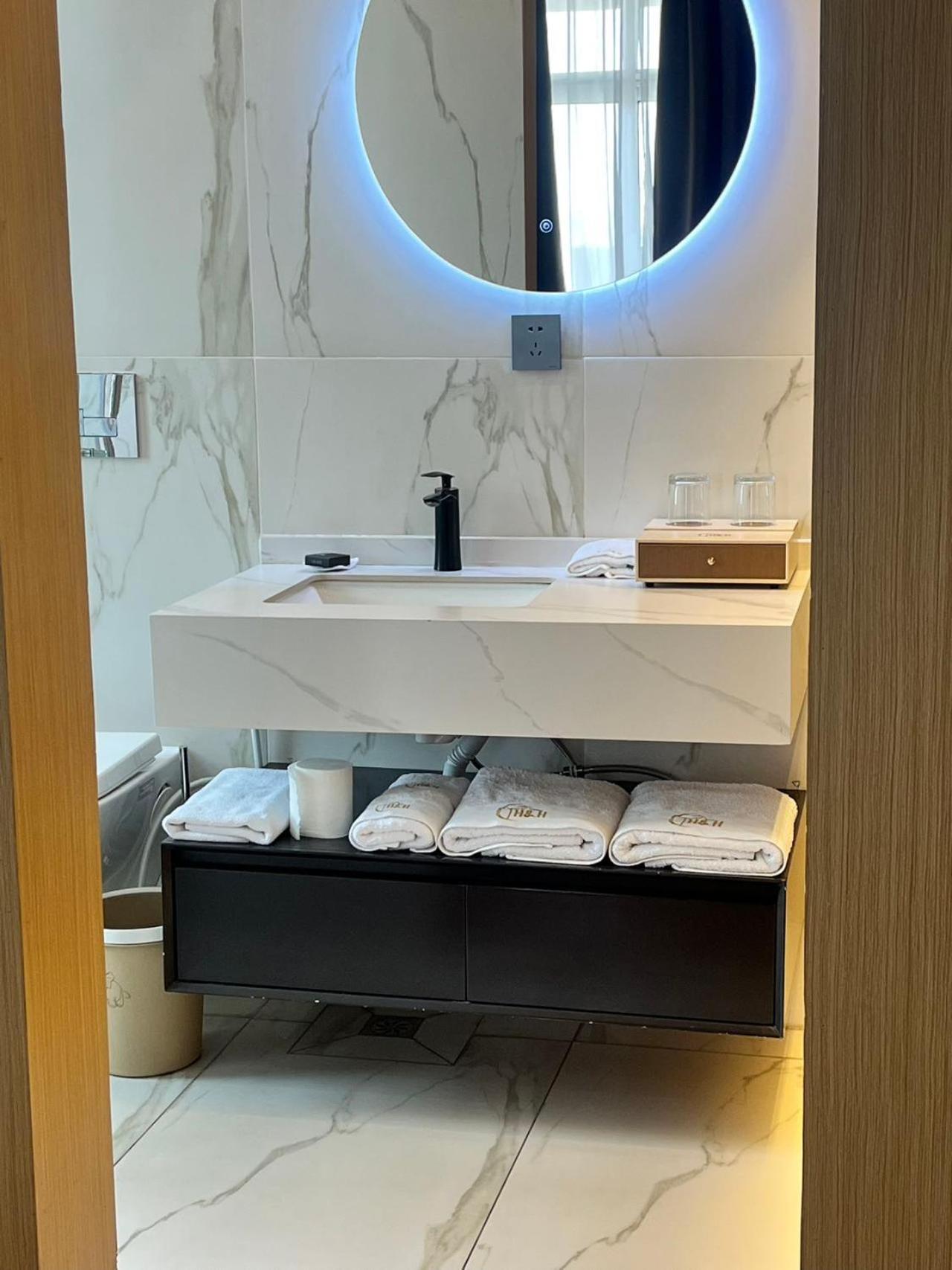 H&H Hotel Киншаса Екстериор снимка